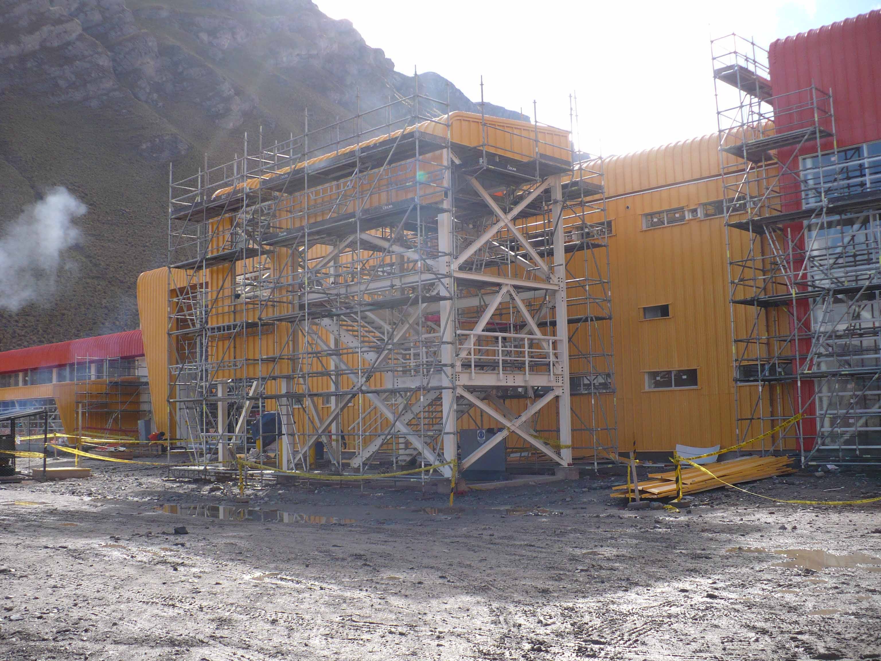 Escalera chiller bloque 6